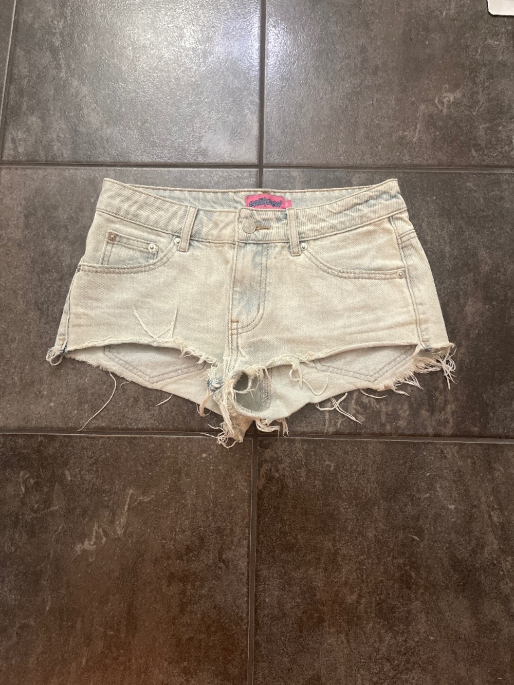 Edikted - Frayed Vintage Washed Denim Shorts
